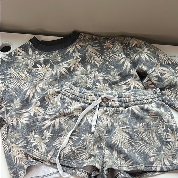 American Eagle Sweatsuit Set Tropical Print Sweatshirt and Shorts Set Small - Picture 1 of 6